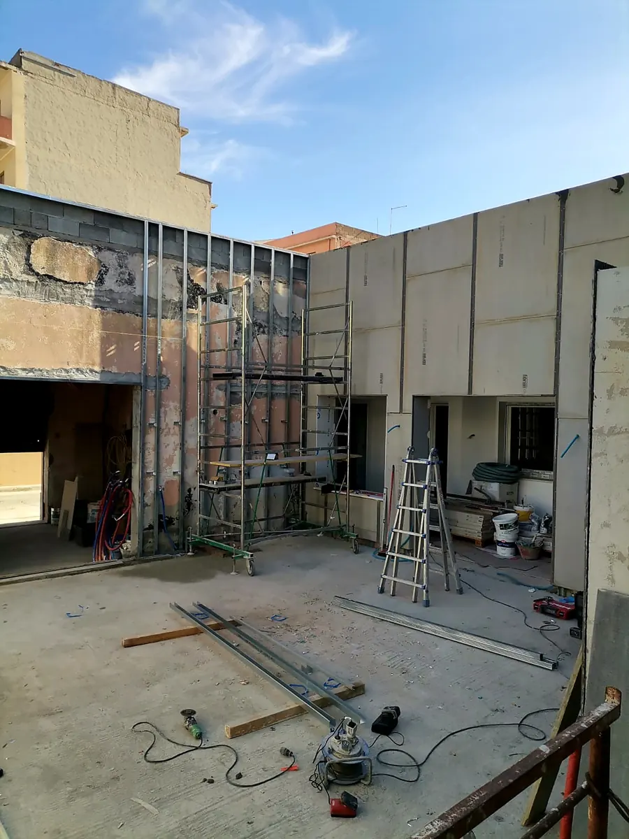 Ristrutturazione interna di un locale in fase di lavorazione